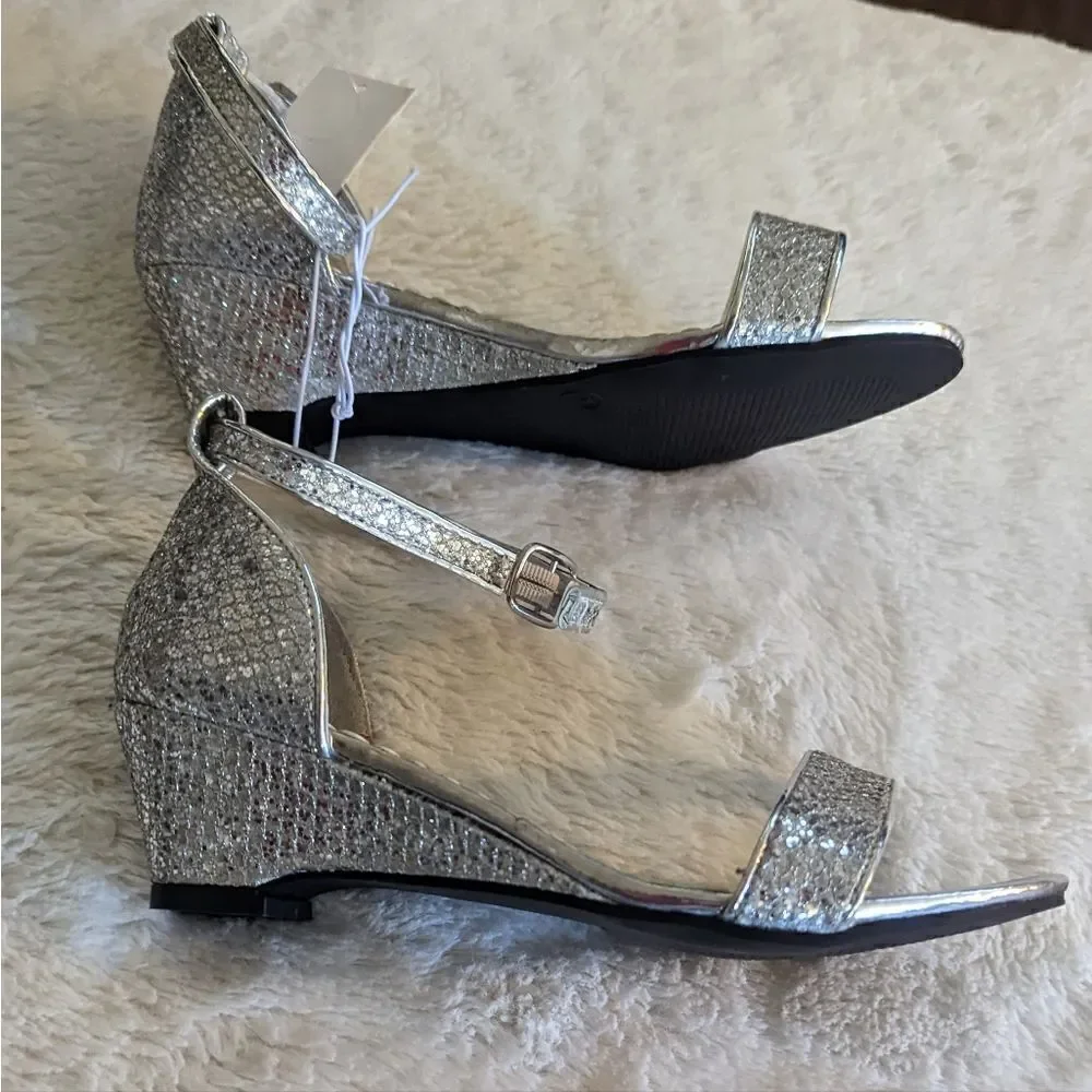2X1 Basic Editions Youth Silver Sandals Size 1. - Picture 2 of 4